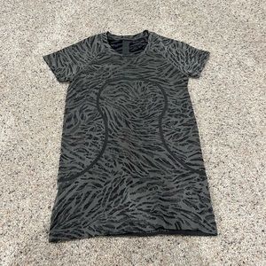 Lululemon size 6 swiftly tech short sleeve 2.0